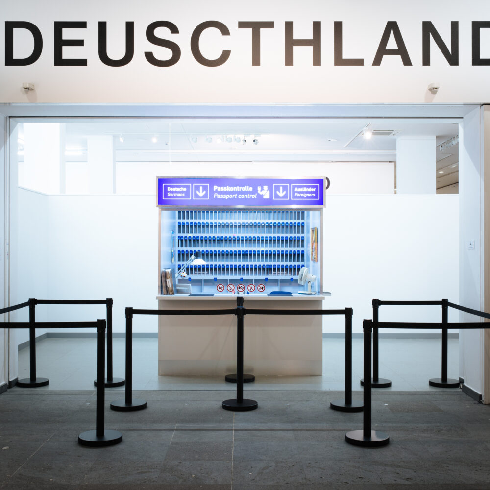 Eingangsbereich der Ausstellung Deuscthland mit Zollstation und Absperrbändern im Vordergrund