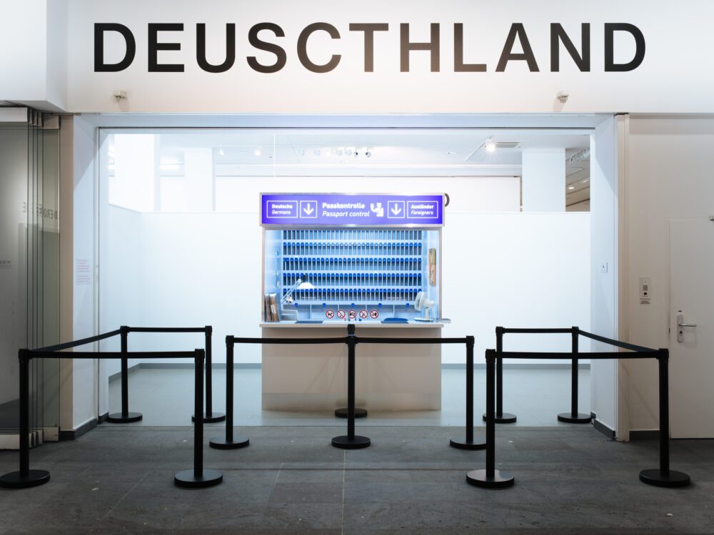 Eingangsbereich der Ausstellung Deuscthland mit Zollstation und Absperrbändern im Vordergrund