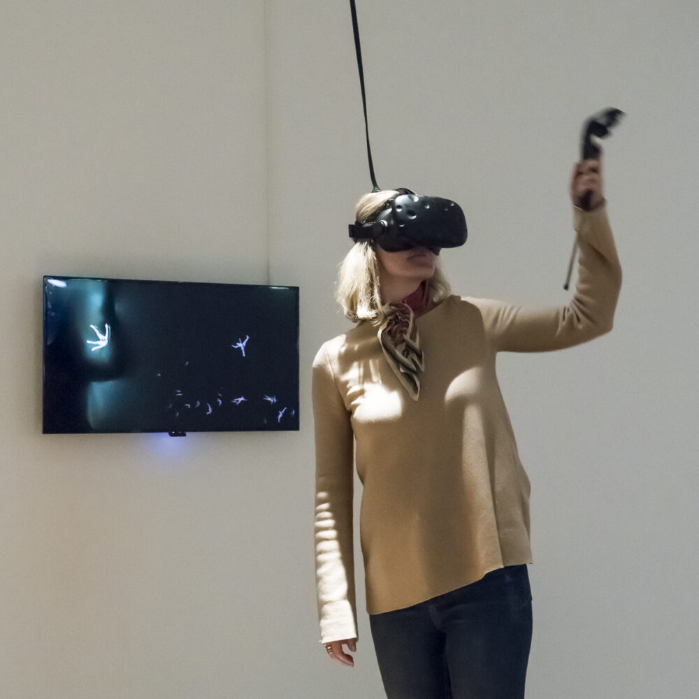 Eine Frau trägt eine VR Brille in der Ausstellung Körperwende