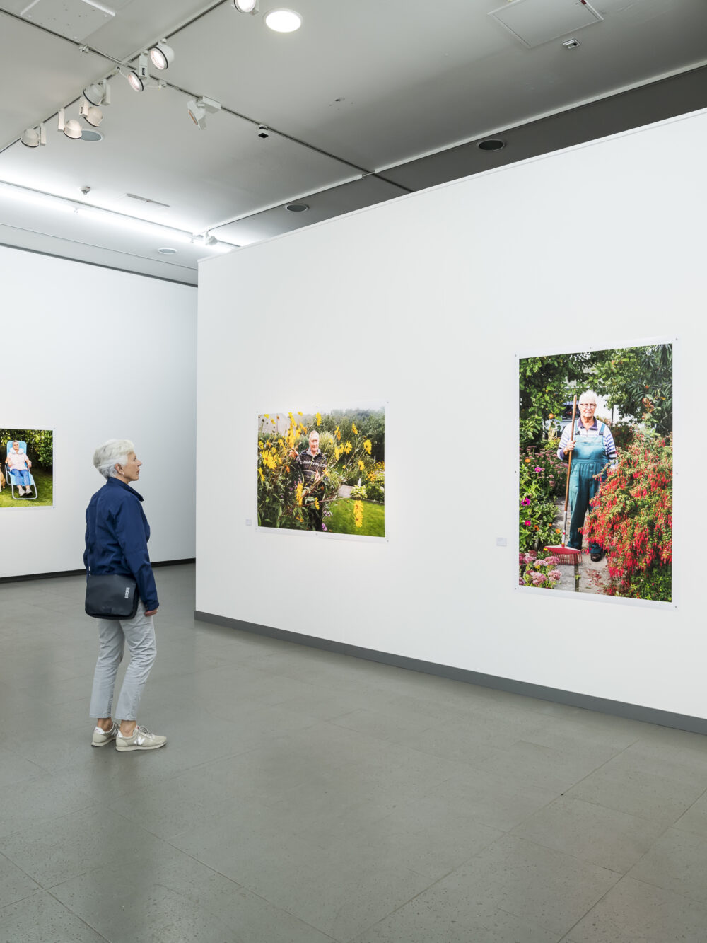 Eine Person betrachtet in der Martin Parr Retrospektive Bilder des Fotografen