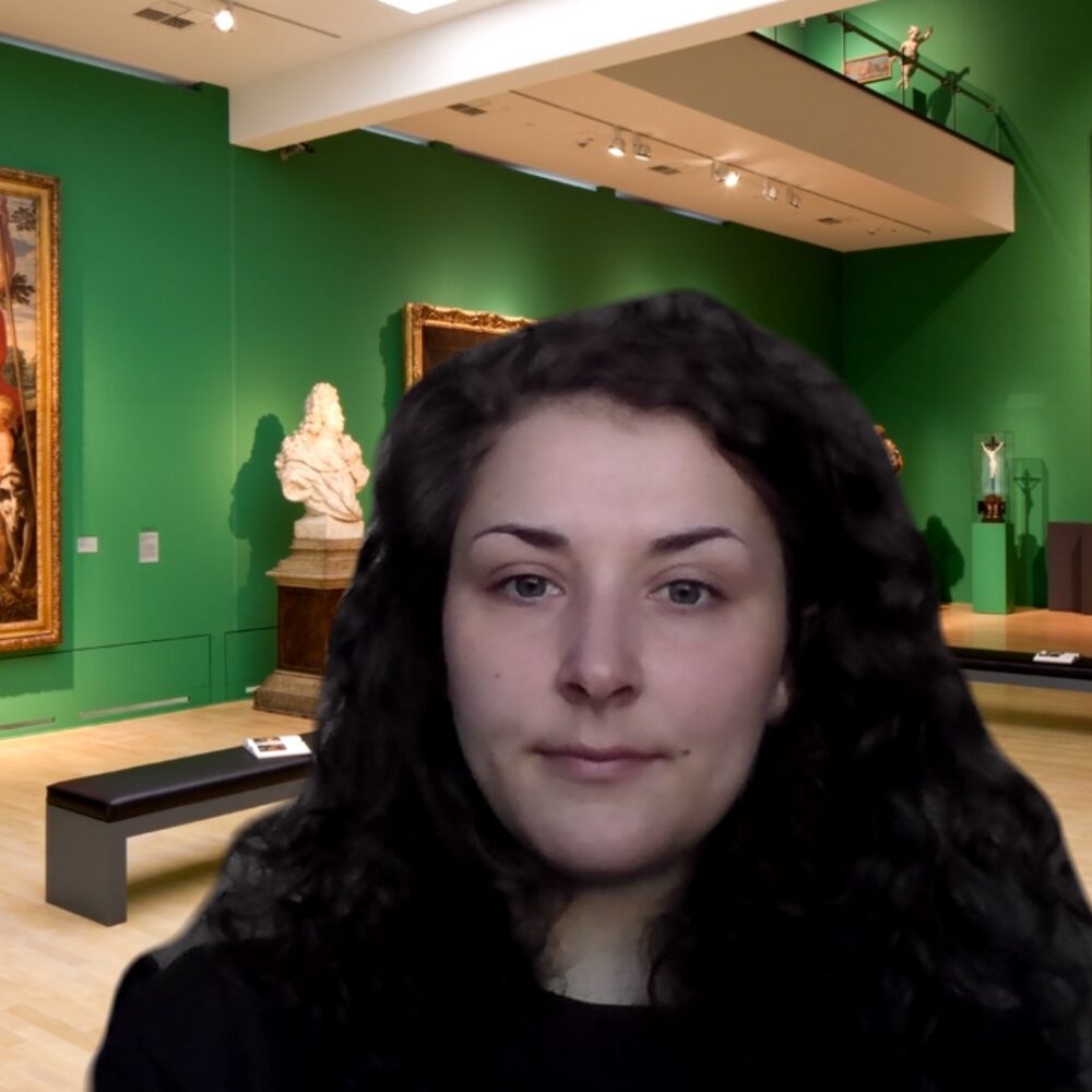 Frau bei einer Videokonferenz mit virtuellem Hintergrund von einem Ausstellungsraum im Kunstpalast